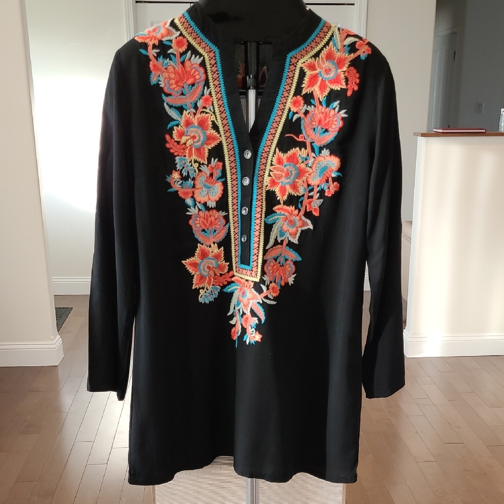 Solitaire Black With Floral Embroidery Long Sleeve Tunic Dress MEDIUM